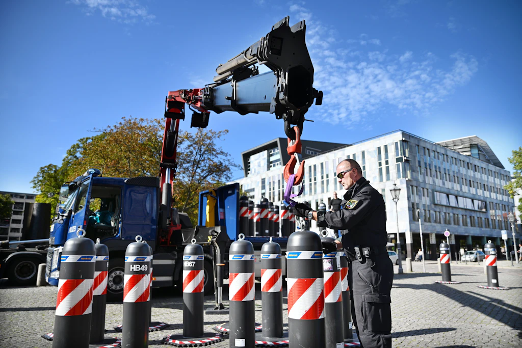 Am Tag nach der Landtagswahl verlädt ein Polizist einen Poller. Die Sicherheitsmaßnahmen werden zurückgefahren.