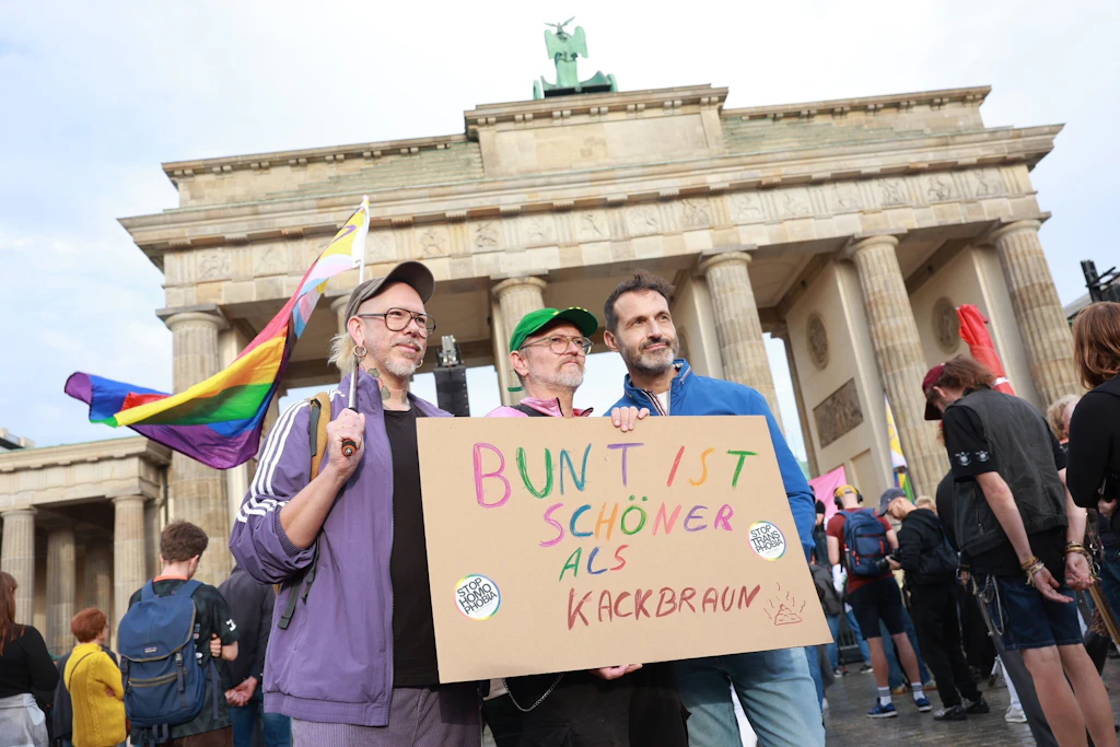 „Bunt ist schöner als kackbraun“: Teilnehmer einer Kundgebung gegen die AfD am Brandenburger Tor. Aufgerufen hatten Campact und Fridays for Future.