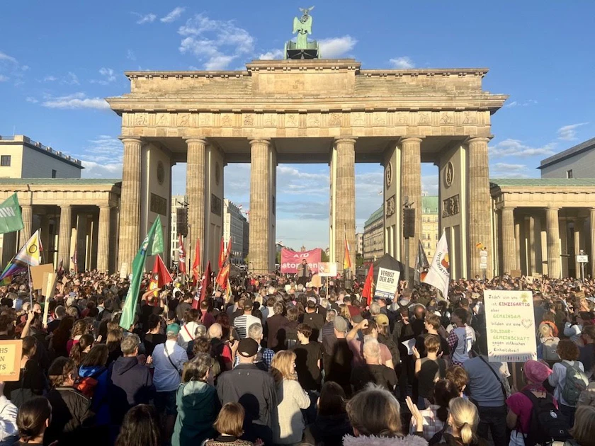 Linken-Chef auf Anti-AfD-Demo: 'Wahlergebnis ist Misstrauensvotum für Merz-Regierung'