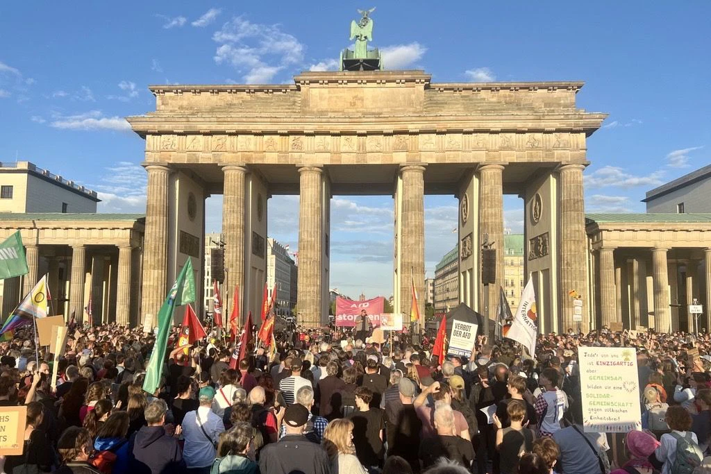 Menschen protestieren am Montagabend vor dem Brandenburger Tor gegen die AfD.