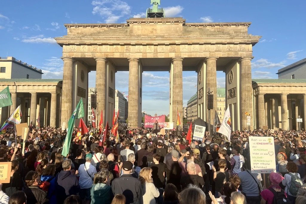 Linke-Chef Pantisano auf Anti-AfD-Demo: „Wahlergebnis ist Misstrauensvotum für Merz-Regierung“