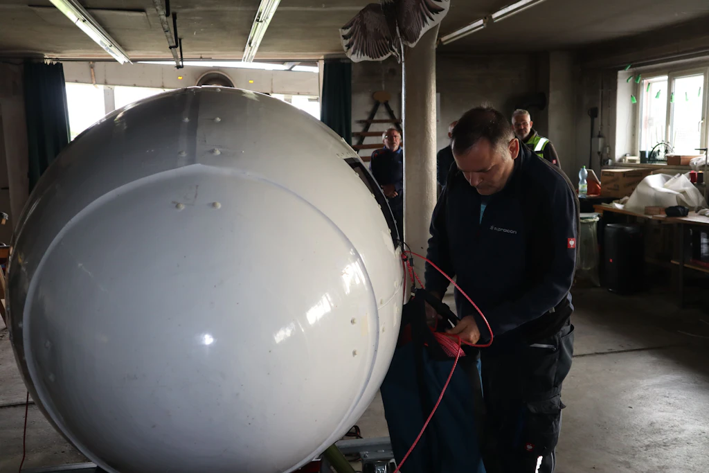Kryotechniker Stefan Bräuer beim Bestücken des „Bird“ im Hangar auf dem Auerbacher Flugplatz.