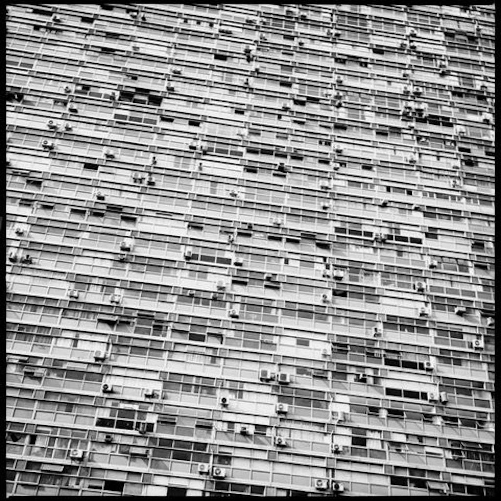 Akinbode Akinbiyi: (Klimaanlagen) Fassade in São Paulo, die 36. Biennale São Paulo zu Gast im HKW Berlin