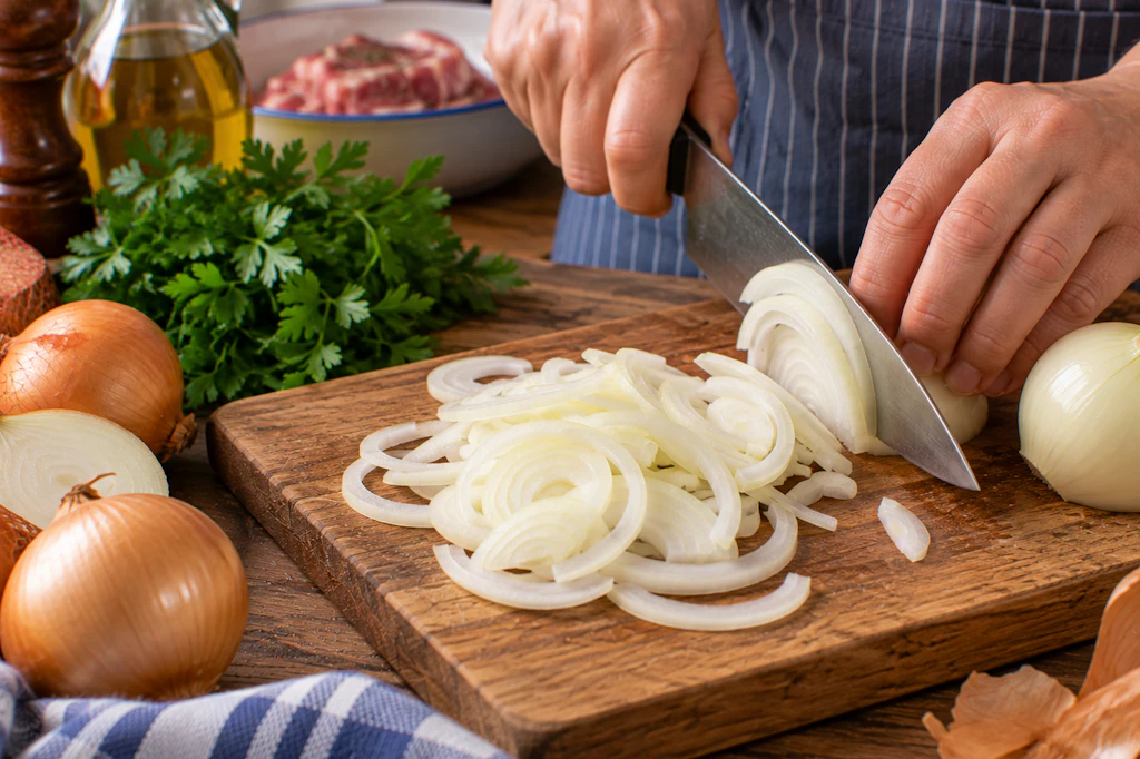 Für das Prignitzer Zwiebelfleisch werden die Zwiebeln klein geschnitten. Sie kommen dann in die Marinade für das Fleisch.