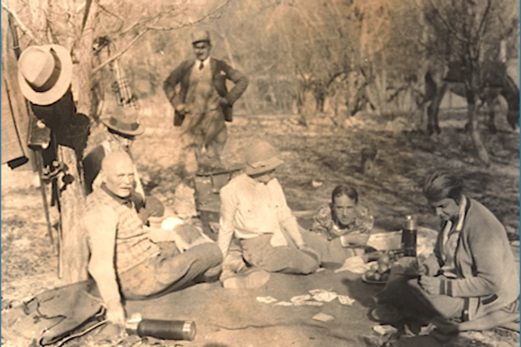 Archäologischer Ausflug in Persien im Winter 1930: Ernst Herzfeld steht hinter dem deutschen Gesandten Friedrich-Werner Graf von der Schulenburg (v. l.), der später zum Widerstand des 20. Juli 1944 gehörte und am 10. November 1944 in Berlin-Plötzensee hingerichtet wurde.