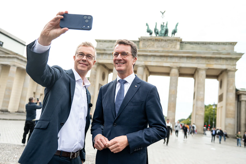 Stefan Evers (l), CDU-Spitzenkandidat, und Hendrik Wüst (CDU), Ministerpräsident von Nordrhein-Westfalen, machen bei einem Wahlkampftermin am Brandenburger Tor ein Selfie.