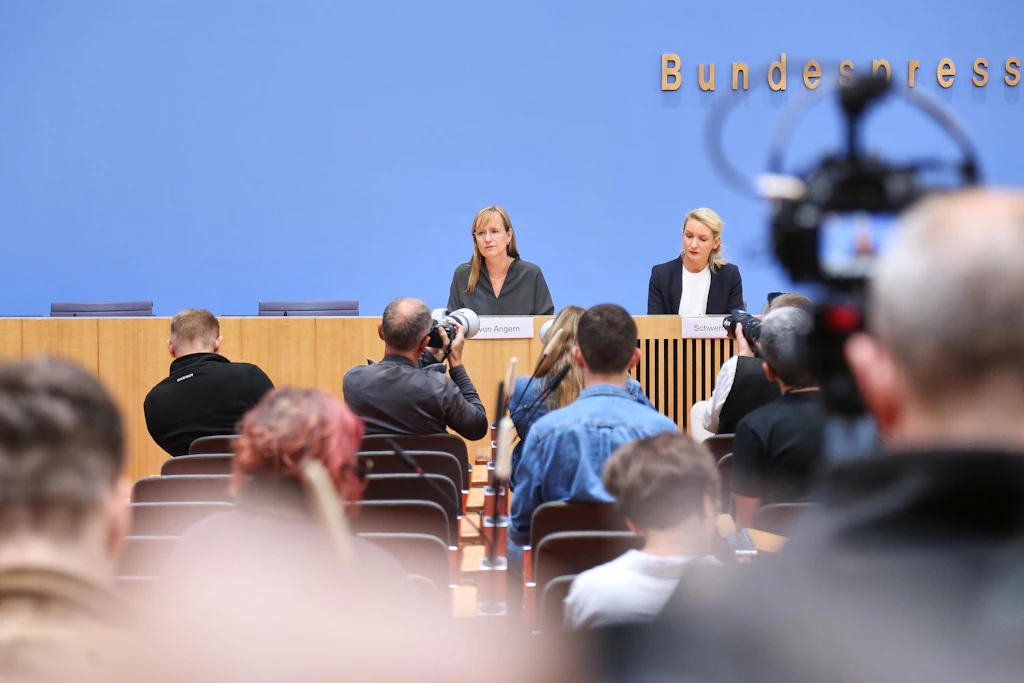 Anderthalb Stunden später, gleicher Saal: Eva von Angern und Ines Schwerdtner vor deutlich gelichteten Reihen