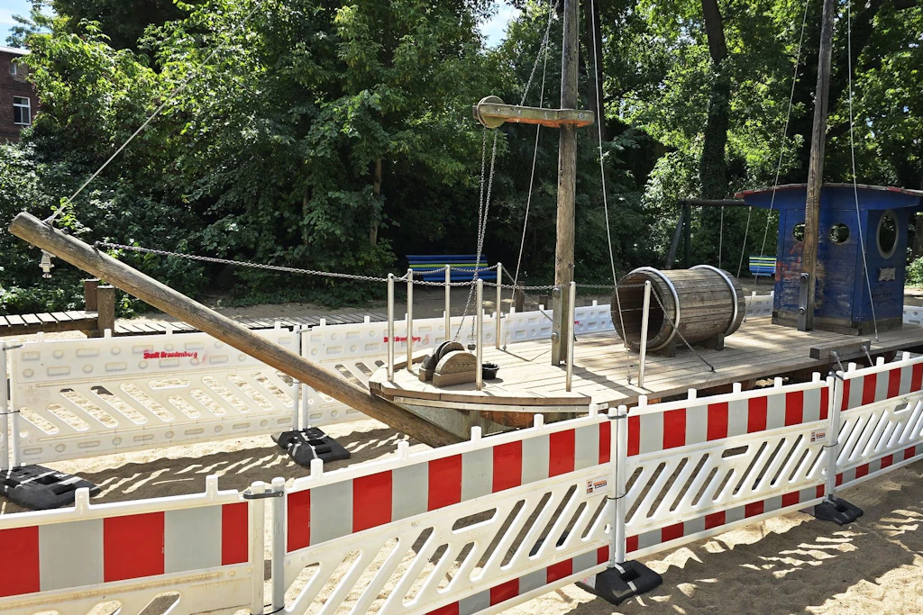 Spielplatz am Heinrich-Heine-Ufer, Brandenburg, Schiff