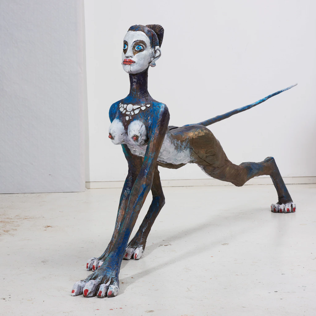 Hans Scheib, Sphinx B, 1997, Bronze/Farbe, 145 x 355 x 55 cm