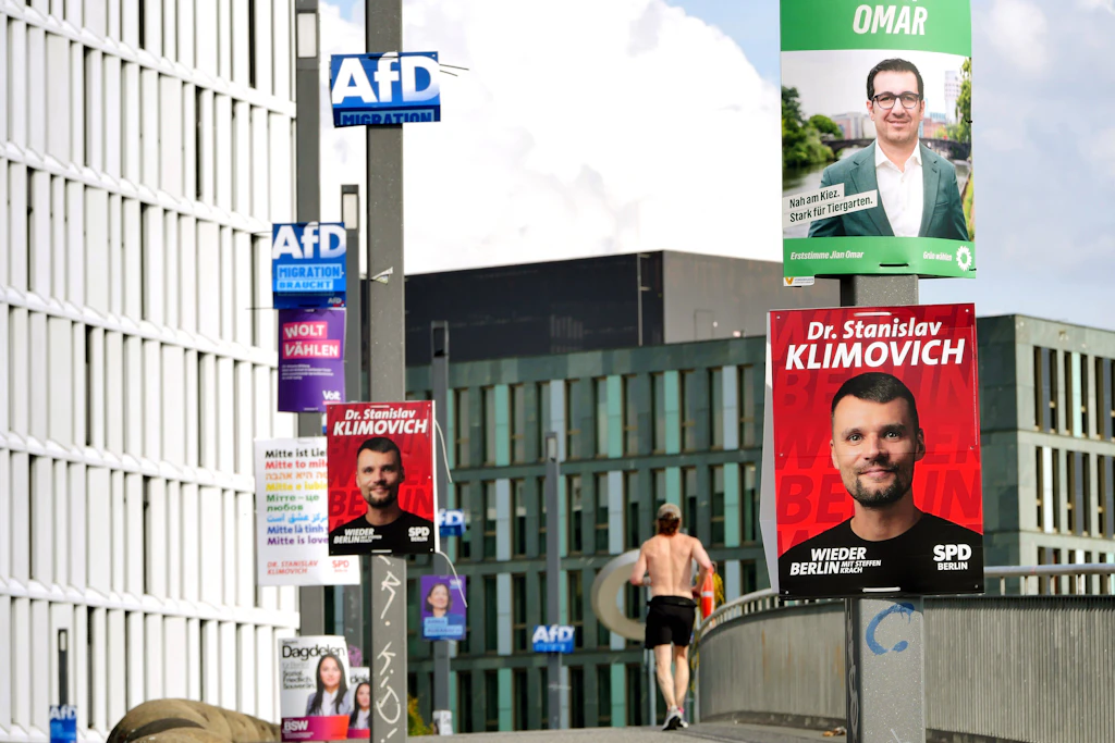 Wahlplakate zur Berliner Wahl am Hauptbahnhof.