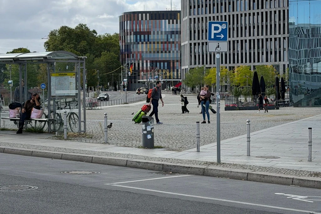 Reges Treiben am Übergangssitz von Bundespräsident Frank-Walter Steinmeier