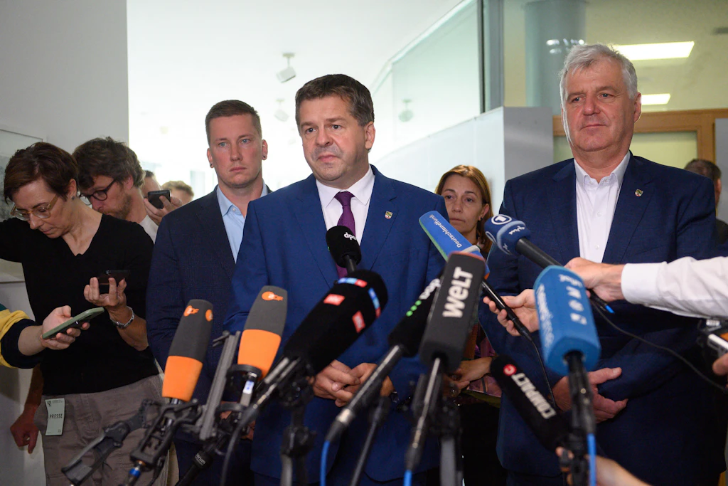 Sven Schulze (l), Ministerpräsident des Landes Sachsen-Anhalt und Landesvorsitzender der CDU Sachsen-Anhalt, und Guido Heuer (r).