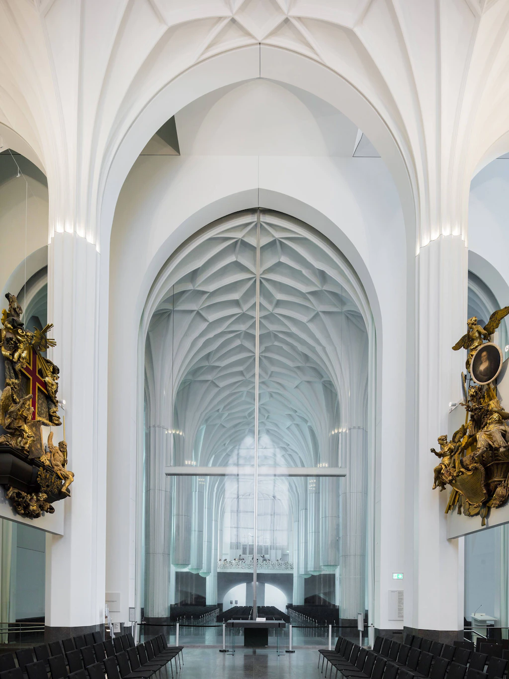 Mit modernen Materialien ist eine spätgotische Hallenkirche nachempfunden.