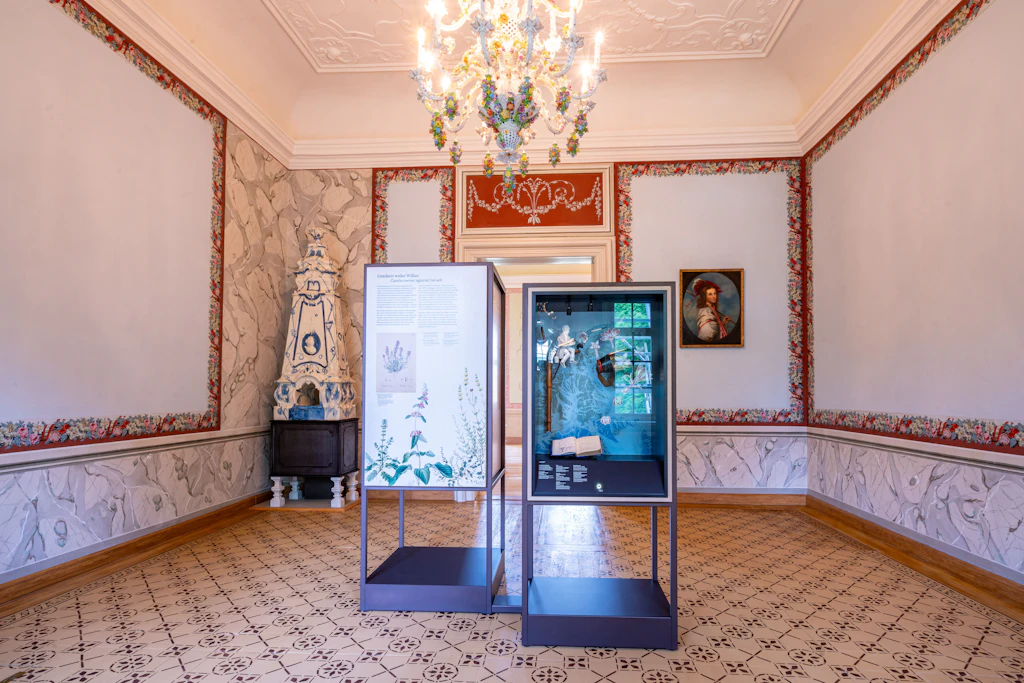 Die Ausstellung „Kuhstall und Silberteller“ vermittelt die Geschichte der Landbarockanlage und bezieht den Wirtschaftshof, das Schloss und den englischen Landschaftspark ein.
