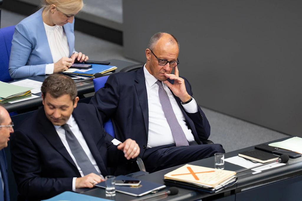 Bundeskanzler Friedrich Merz (CDU) und Vizekanzler Lars Klingbeil (SPD) im Bundestag. Die Parteien der Mitte haben ihr Profil verloren, und die Wähler wenden sich ab.