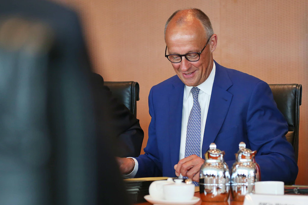 Trotz Wahlschlappen und historisch niedrigen Zustimmungswerten sieht man sich im Kanzleramt „auf dem richtigen Weg“: Bundeskanzler Friedrich Merz bei der Kabinettssitzung (Symbolbild)