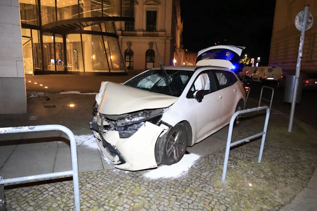 Ein Auto krachte in die Fassade des Deutschen Historischen Museums.