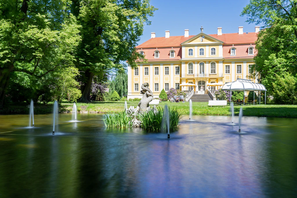 Nur eine Stunde von Dresden entfernt: Im Barockschloss Rammenau sind 300 Jahre Geschichte zu erleben.