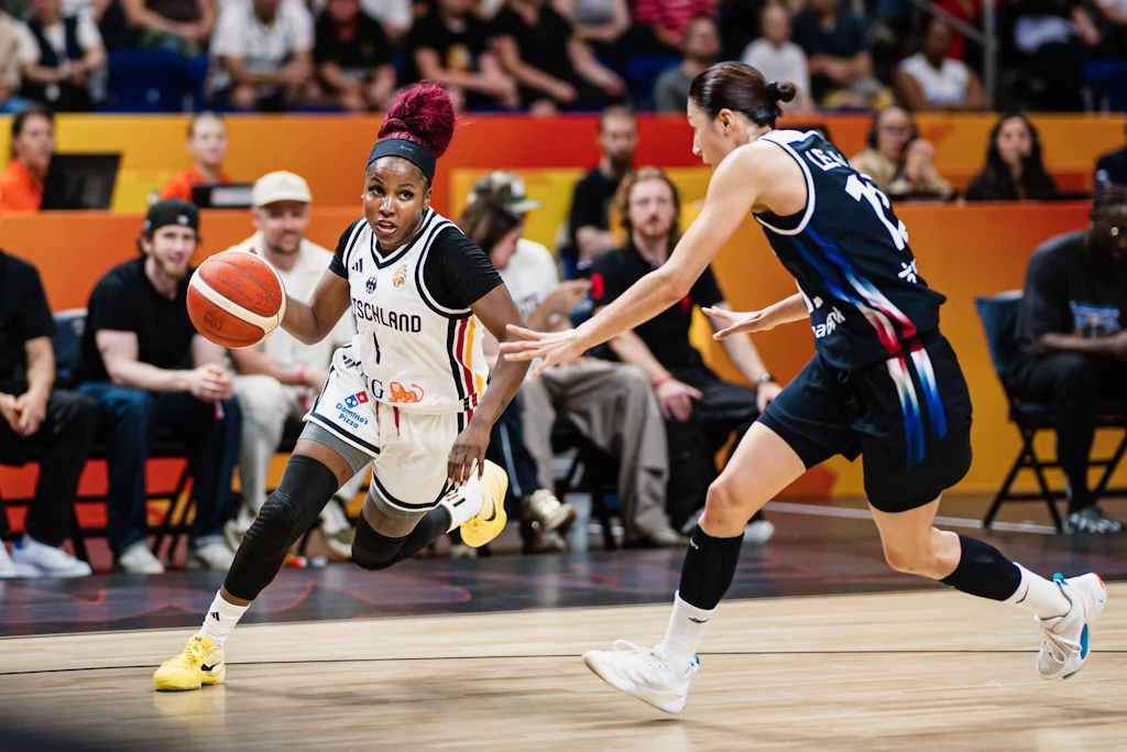 Nicht zu stoppen: Alexis Peterson (l.) und das deutsche Basketball-Team ließen Haeran Lee (r.) und Südkorea keine Chance.