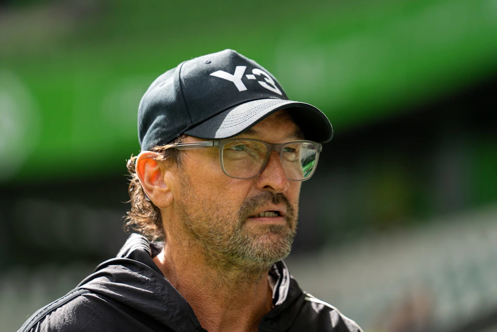 Cottbus-Trainer Claus-Dieter Wollitz prangerte in Wolfsburg das Verhalten der eigenen Fans an.
