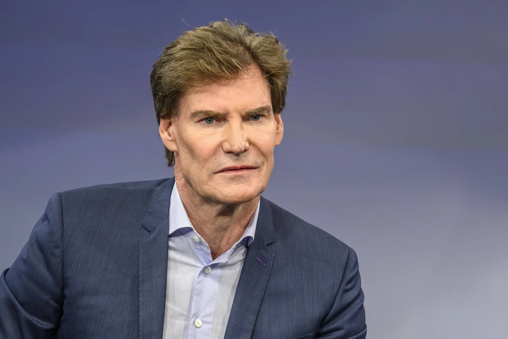 Carsten Maschmeyer geht mit dem Bundeskanzler hart ins Gericht.