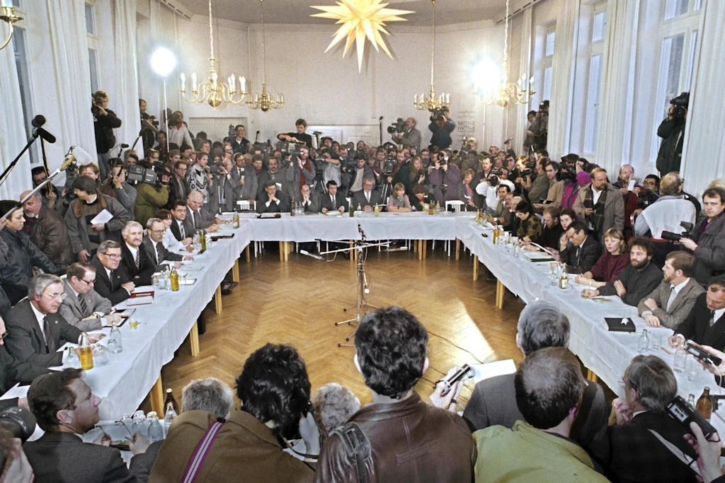 Am 7. Dezember 1989 kam der Zentrale Runde Tisch im Bonhoeffer-Haus in Ost-Berlin zum ersten Mal zusammen.