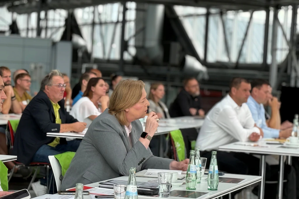 Bundesarbeitsministerin Bärbel Bas auf der Betriebsrätetagung am Dresdner Flughafen.