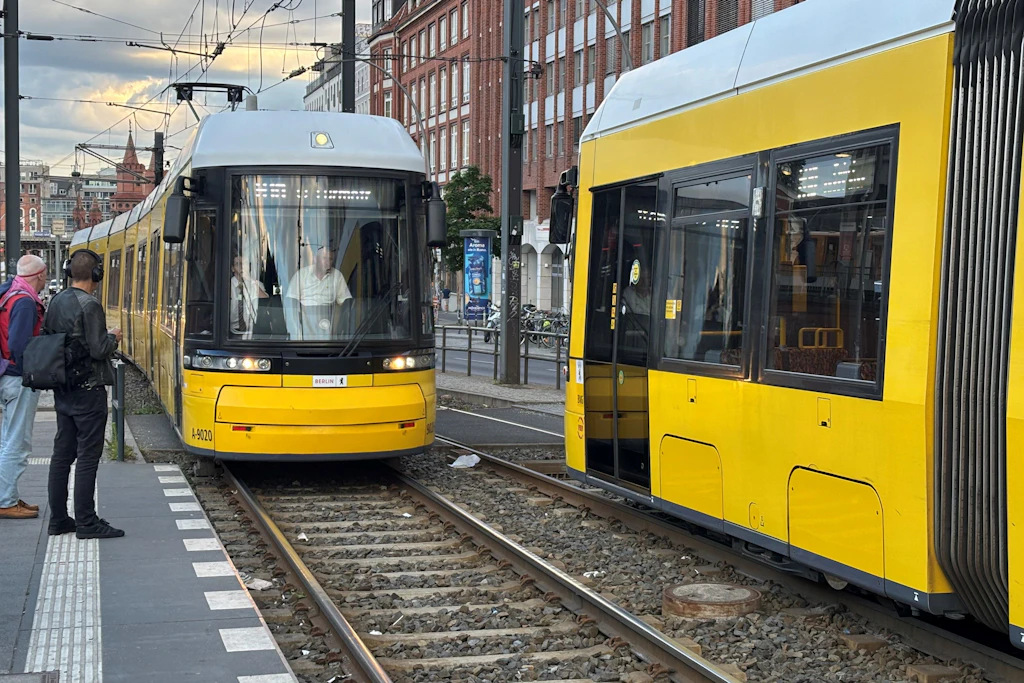 Einsteigen bitte! Straßenbahnen der Linie M10 auf der Warschauer Straße. Das Ticket gilt auch in S-Bahnen und Regionalzügen.