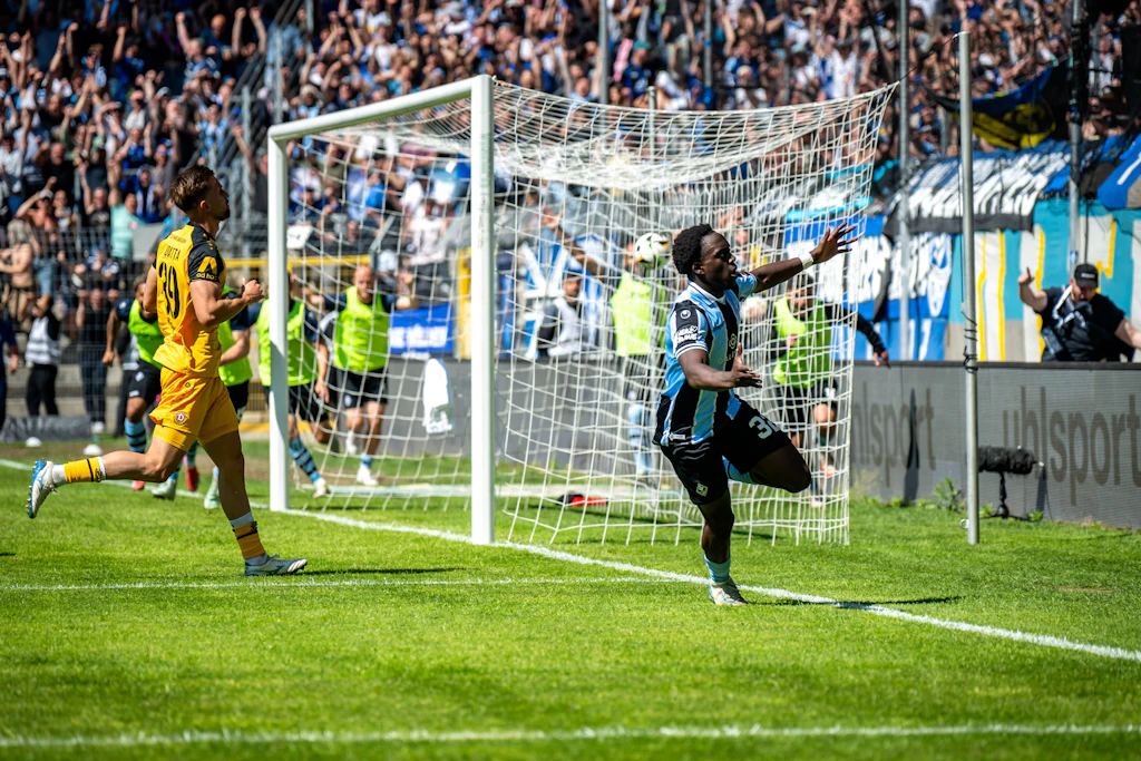 Kennedy Okpala jubelt nach seinem Tor zum 1:0 für SV Waldhof Mannheim gegen Dynamo Dresden.