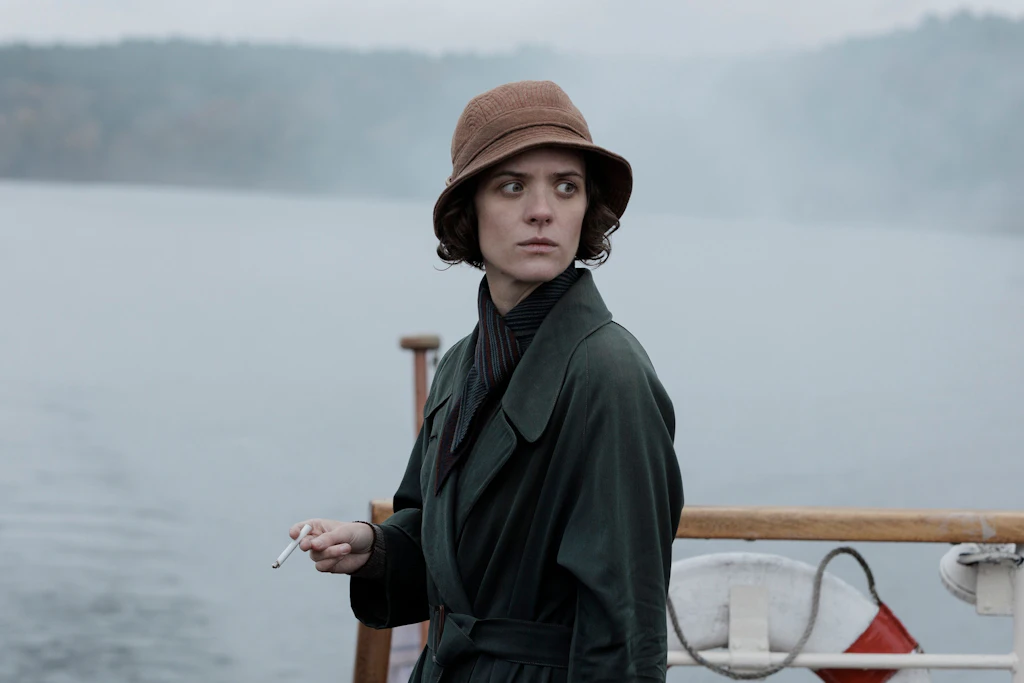 Charlotte Ritter (Liv Lisa Fries) schaut sich auf der Fähre um.