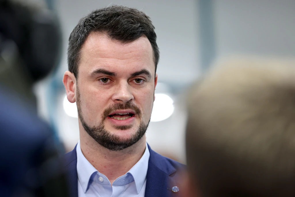 Tino Schomann (CDU), Landrat in Nordwestmecklenburg, fordert den Rücktritt von Bundeskanzler Friedrich Merz.