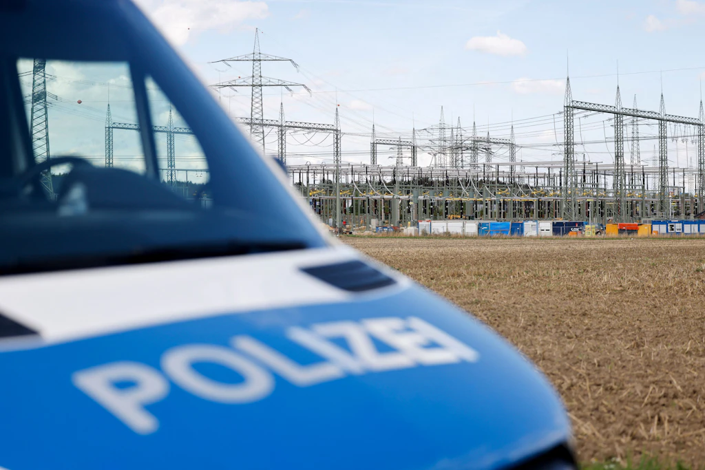 Ein Einsatzfahrzeug der Polizei steht in der Nähe eines Umspannwerks Weisweiler, wo der Tatverdächtige festgenommen wurde.