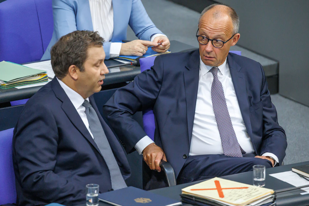 Bundestag Lars Klingbeil, Bundesfinanzminister und Bundeskanzler Friedrich Merz im Deutschen Bundestag.