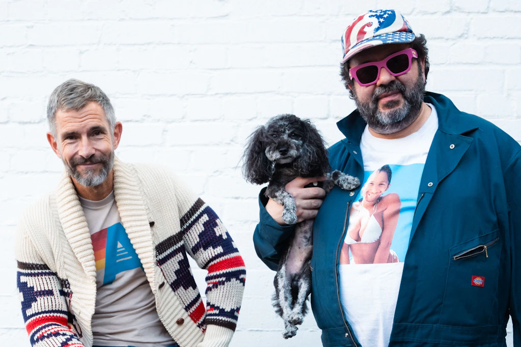 Micky Beisenherz (l.) und Oliver Polak bei einem Fotoshooting für ihren Podcast „Friendly Fire“ (zu Deutsch: „freundliches Feuer“).