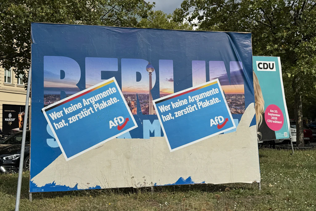 Ein Großflächenplakat der AfD an der Kreuzung Wilmersdorfer Straße/Kurfürstendamm