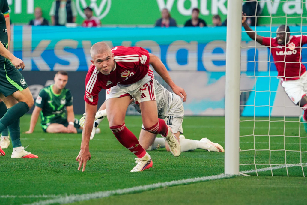 Union-Leihgabe Dmytro Bogdanov krönte mit seinem Tor zum 4:4-Endstand die Cottbus-Aufholjagd in Wolfsburg.