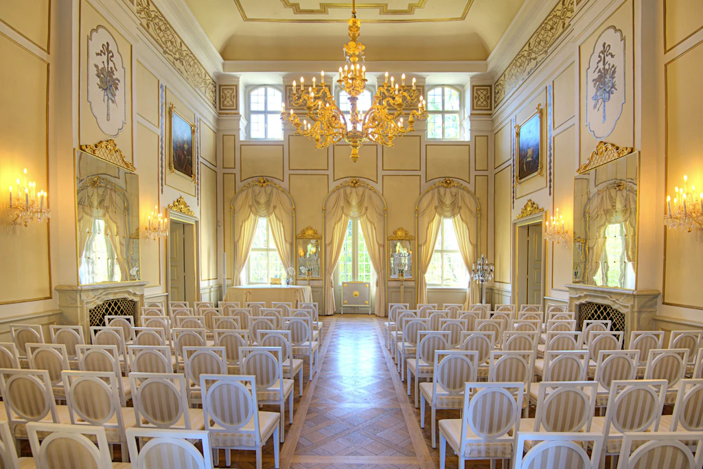 Er ist mit seinen 100 Quadratmetern Fläche der größte und festlichste Raum und befindet sich in der Beletage im Obergeschoss des Barockschlosses: der Spiegelsaal
