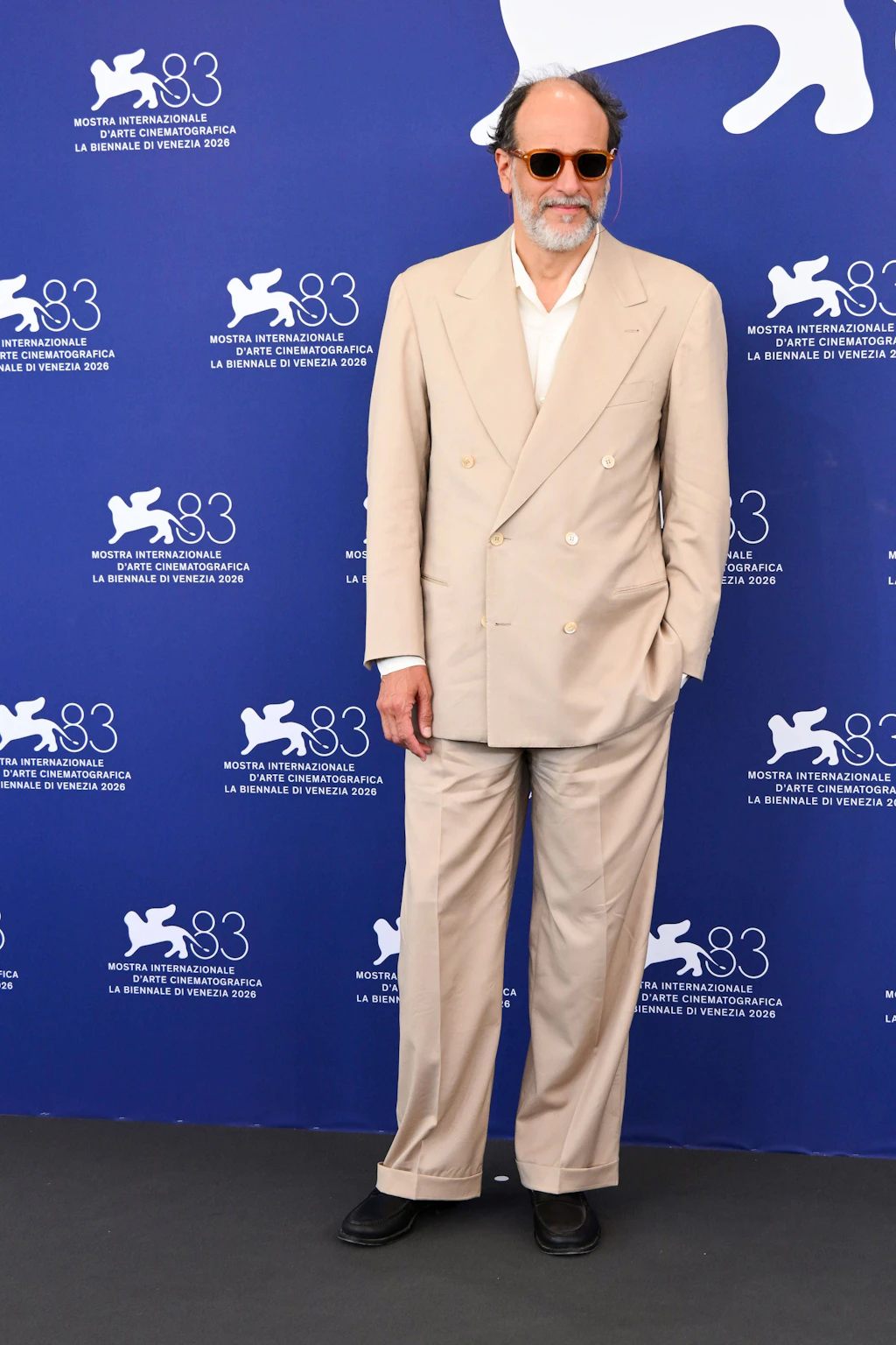 Top: „Call Me By Your Name“-Regisseur Luca Guadagnino erscheint im beigen Zweireiher und rundet den Look mit einer zur Farbfamilie passenden bernsteinfarbenen Sonnenbrille ab. Der Look ist so unaufgeregt wie er stimmig ist. Spektakulär? Nicht gerade. Aber der gebürtige Sizilianer trägt seine Coolness mit einer Verständlichkeit, die das Outfit letztlich doch zum Statement macht.