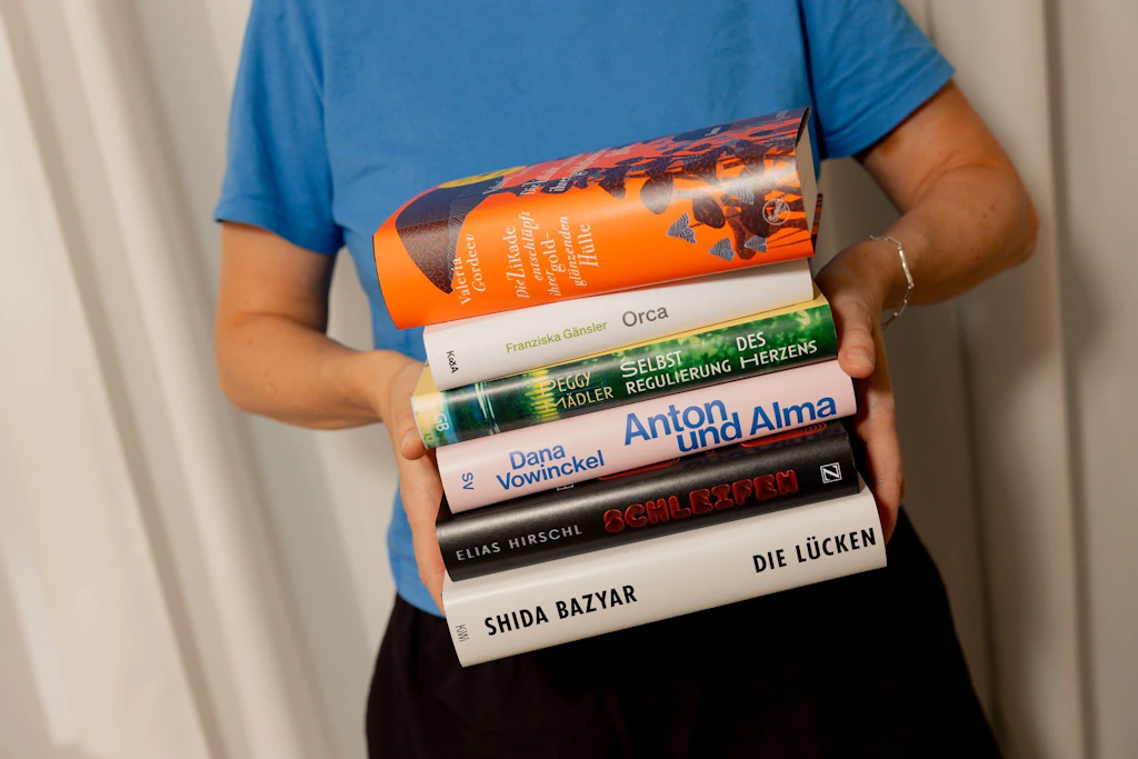 Die Shortlist des Deutschen Buchpreises umfasst (von oben) Romane von Valeria Gordeev, Franziska Gänsler, Peggy Mädler, Dana Vowinckel, Elias Hirschl und&nbsp;Shida Bazyar.