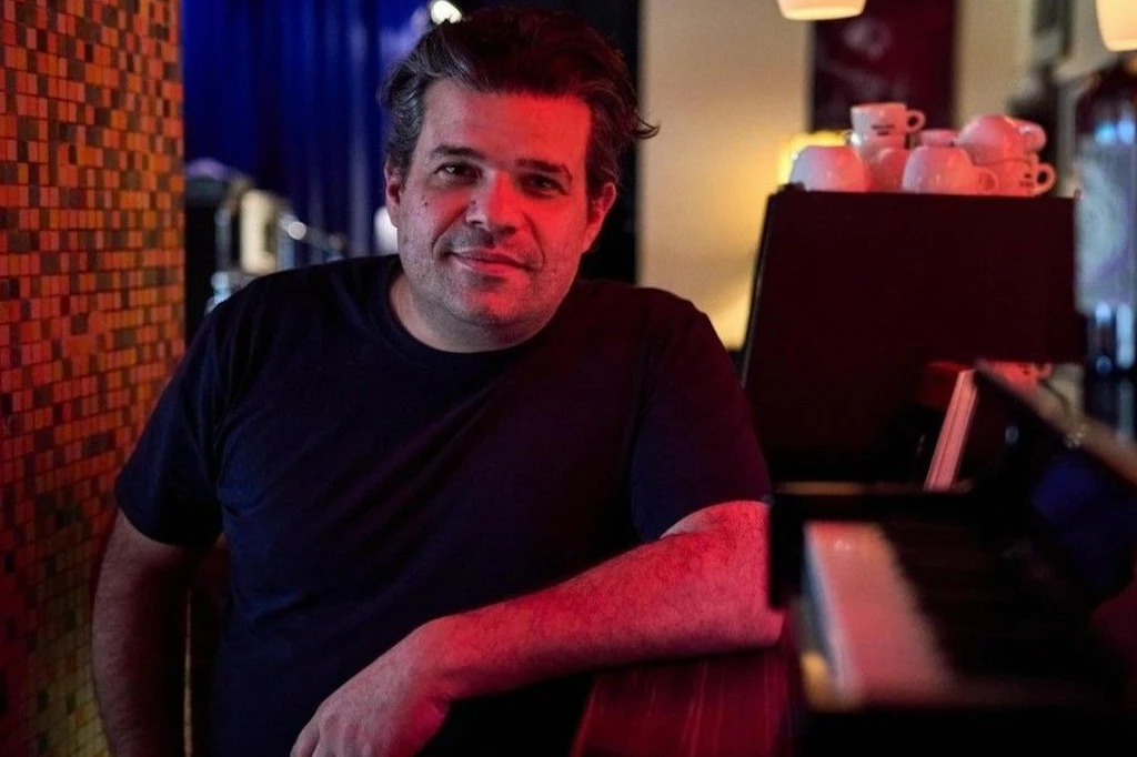 Dimitris Christides gründete den vielfach ausgezeichneten ZigZag Jazz Club und eröffnet mit der ZigZag Hall eine neue Bühne für internationalen Jazz in Berlin.