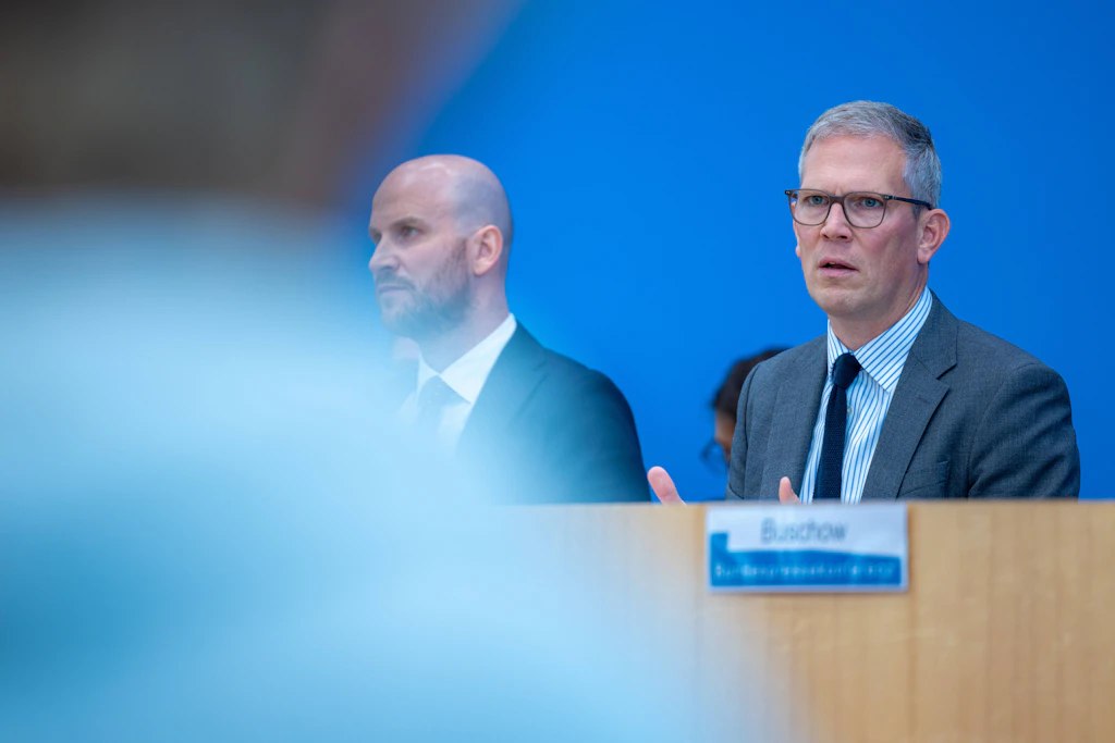 „Auf dem richtigen Weg“ - Der rhetorische Drahtseilakt der Bundesregierung nach dem CDU-Desaster