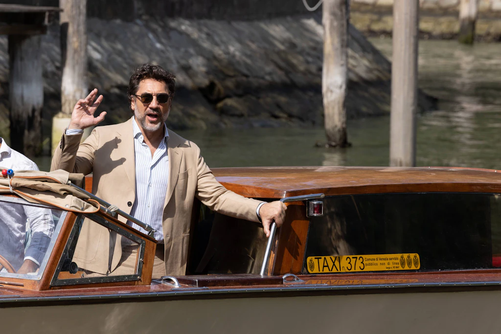 Javier Bardem: So kommt man stylisch in Venedig an.