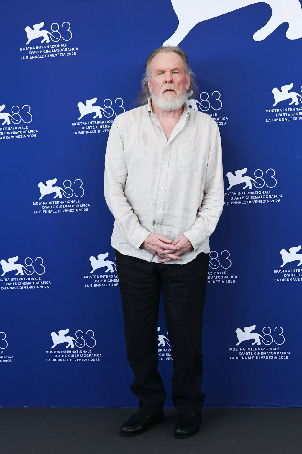 <strong>Flop</strong>: Nick Nolte setzt auf demonstrative Gleichgültigkeit: ungepflegter Bart, kein Jackett, keine erkennbare Lust auf Red-Carpet-Disziplin. Während andere Herren in Venedig geschniegelt um zeitlose Eleganz ringen, wirkt Nolte, als sei er direkt aus dem Hotelzimmer vor die Kameras getreten. Die Botschaft ist eindeutig: Die Regeln des roten Teppichs sind ihm schnuppe. Angereist ist er für Casey Afflecks Wettbewerbsfilm „Company&nbsp;“: ein verschachteltes Drama, das von einem alternden Einsiedler und einer in einem Schneesturm gestrandeten Schauspielerin erzählt. Das passt dann wieder zum Outfit.