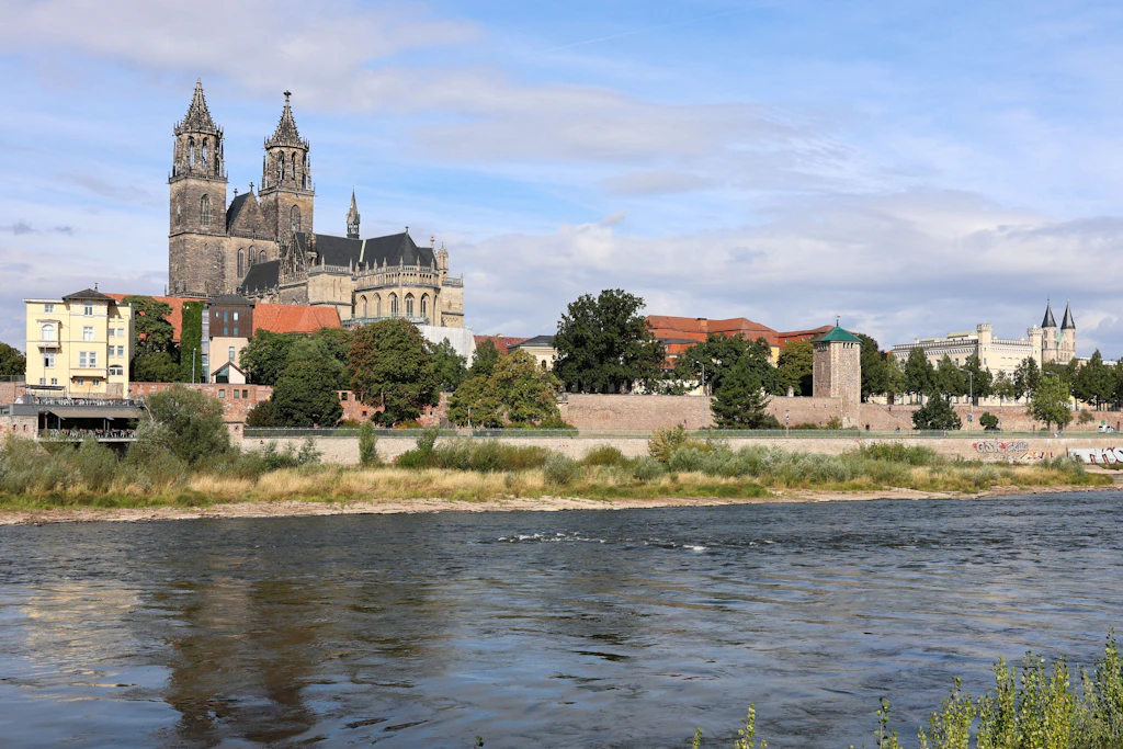 Blick über die Elbe auf den Magdeburger Dom.