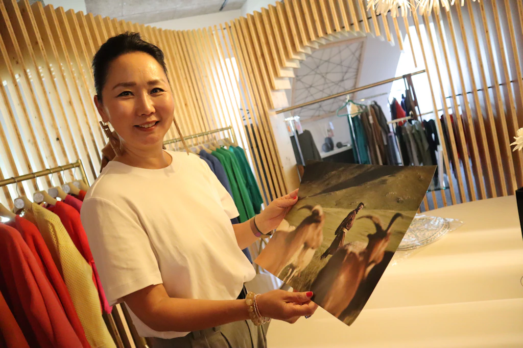 Saruul Fischer in ihrem neuen Atelier in Plauen. Die Kaschmirziegen und die Produktion ihrer hochwertigen Produkte sind in ihrer alten Heimat, der Mongolei, angesiedelt.