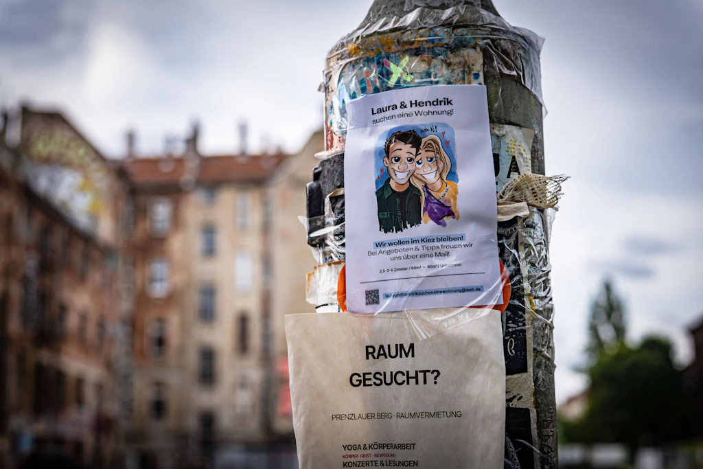 Wohnungsgesuche wie diese hängen in Prenzlauer Berg überall. Der Bezirk ist sehr beliebt.
