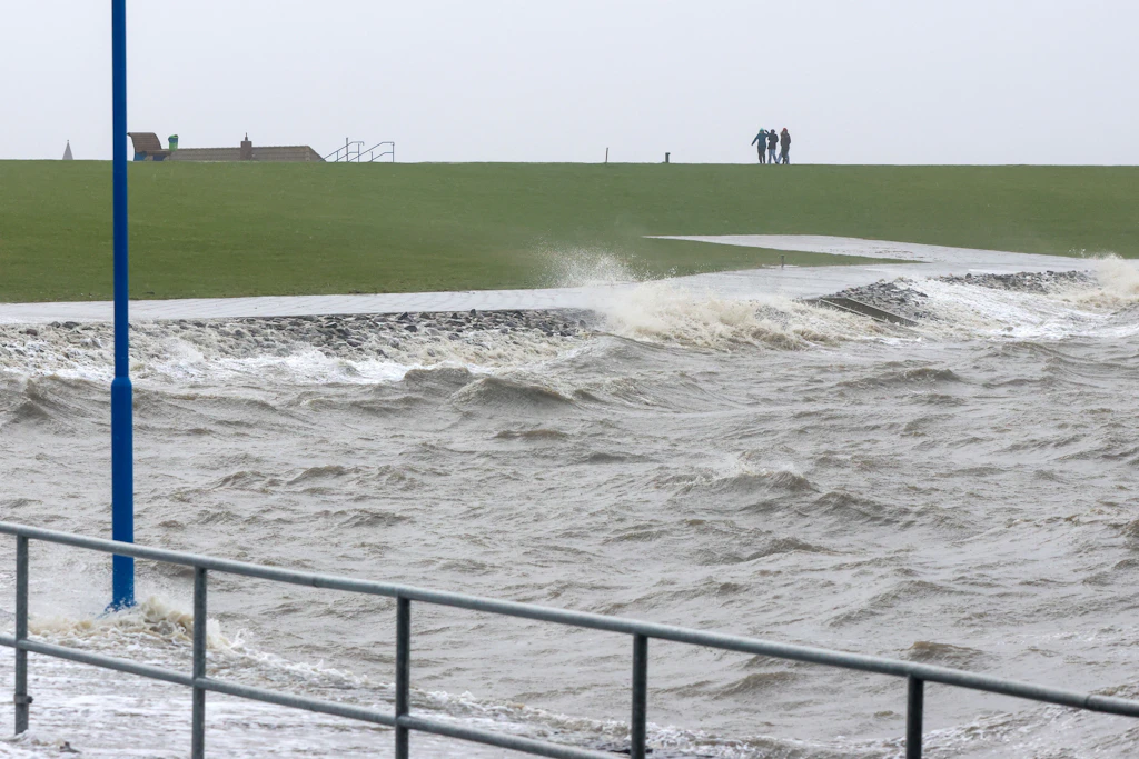 Das Wasser der Nordsee drückt bei Sturm auf den Fährhafen Dagebüll.
