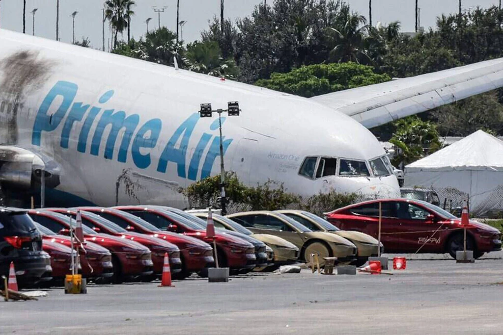 Die verunglückte Frachtmaschine liegt in der Nähe eines Parkplatzes auf dem Miami International Airport.