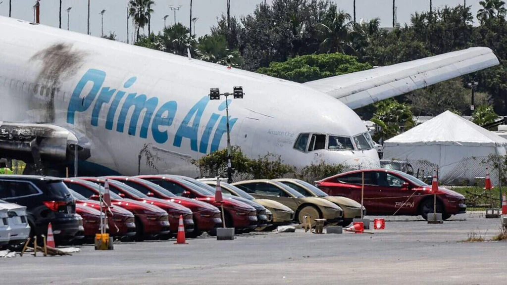 Horror auf der Landebahn: Amazon-Flieger rast auf Kleinbus mit Putzkräften – 5 Tote