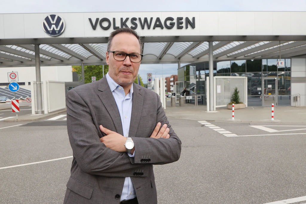 Wild entschlossen, den Standort der Autobauer zu retten: Sachsen Wirtschaftsminister Dirk Panter (SPD) besuchte das Volkswagenwerk in Zwickau.